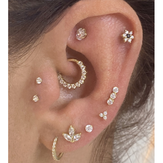 Piercing Hélix Fleur triple pétales en or 18 carats avec 7 cristaux